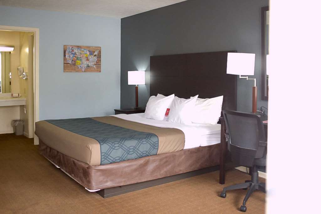 Econo Lodge Inn & Suites South Sandusky Room photo